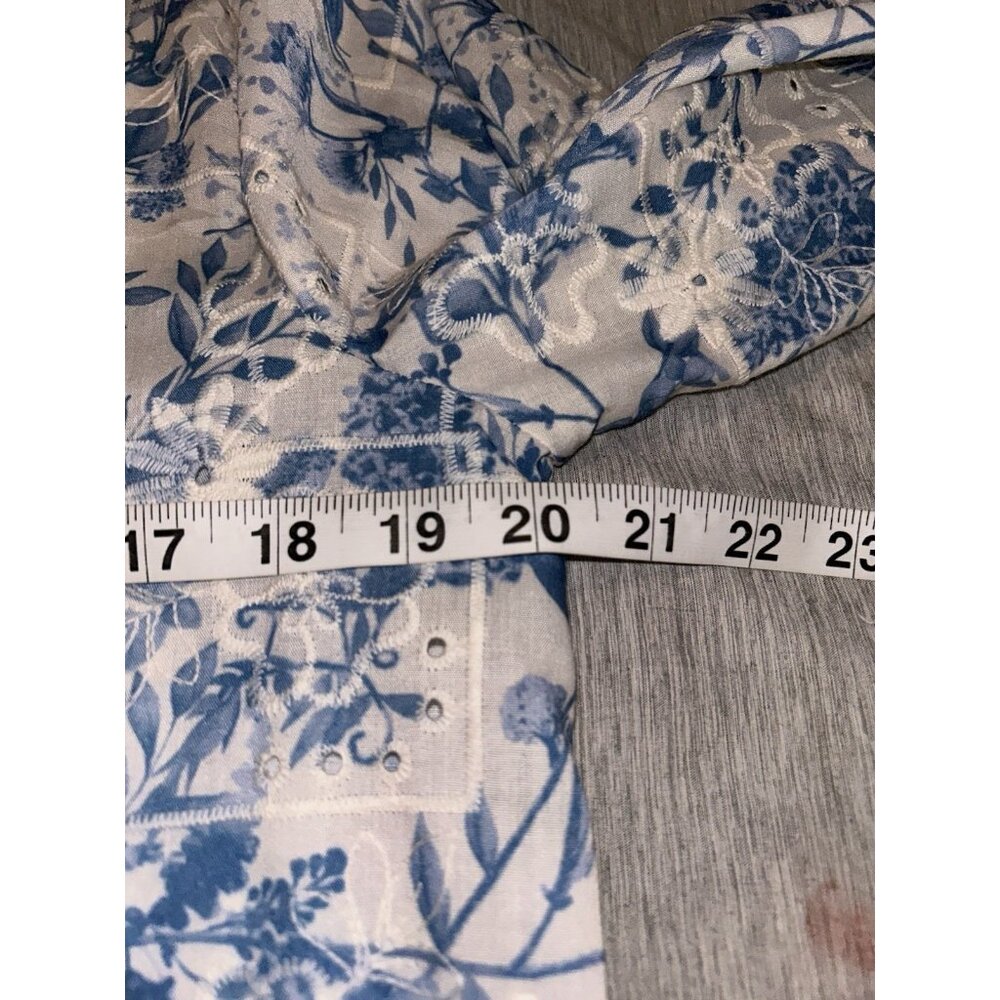 Vici Blue & White Floral Print Button Down Cottage Chic Blouse Size Medium - Picture 6 of 7